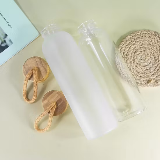 Garrafa de água de vidro colorido fosco transparente de 750ml personalizada por atacado de fábrica com tampa de bambu