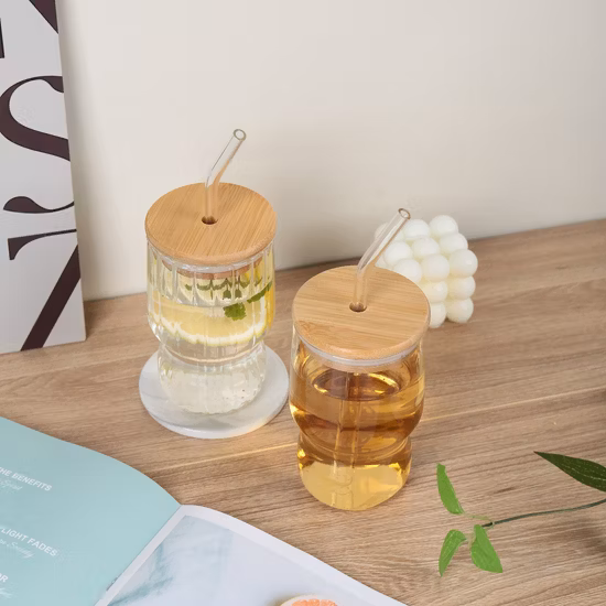 Canecas de copo de vidro em formato cilíndrico para cerveja soda por atacado com tampas de bambu e canudos de vidro