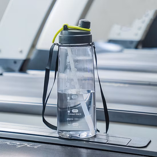 Montanhismo e fitness ao ar livre nova garrafa de água esportiva de palha