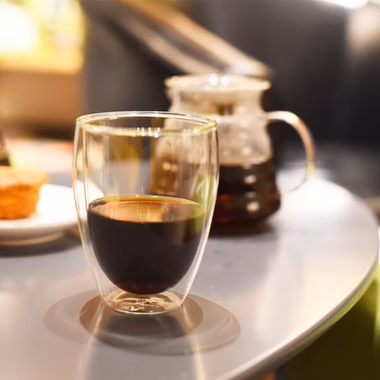 Fonte fornecida pela fábrica 350ml de grande capacidade, parede dupla, segura para micro-ondas, caneca de café de vidro transparente com tampa de bambu